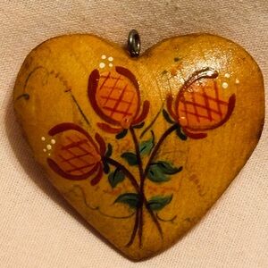 WOODEN HEART WITH PAINTED FLOWERS THAT CAN CAN BE WORN